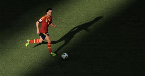 Xavi Hernandez en train de scanner le terrain – exemple d'intelligence de jeu et de vision périphérique au football.